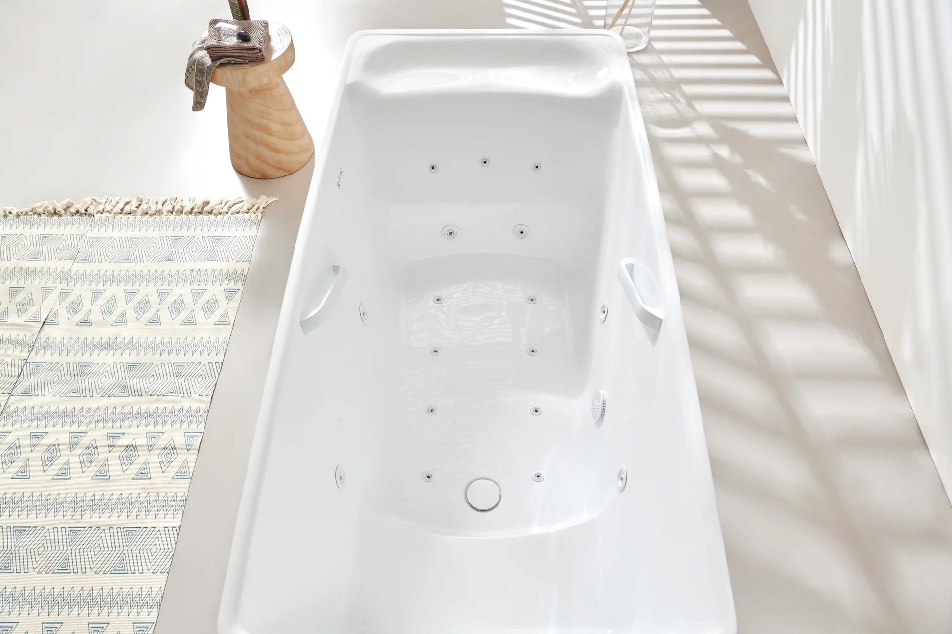 FC-2011 Freestanding Massage Bathtub 1700 × 800 × 600 mm - detail